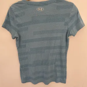 Under armor heat gear top loose size small thumbnail 3