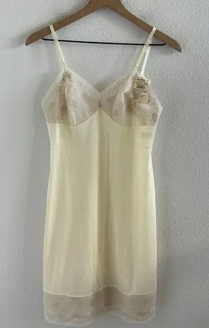 NWT Vintage Vanity Fair Slip Gown Neutral Cream Lightweight Small thumbnail 1