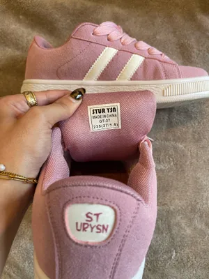 Pink sneakers Size 7 thumbnail 2