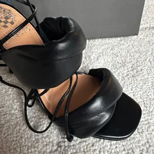 NIB Vince Camuto VC-Andrequa Black Leather Strappy Square Toe Heels thumbnail 5