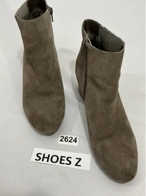 Womans Crown Vintage Ryder Taupe Suede Block Heel Zipper Ankle Boots 9 M thumbnail 1