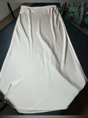 Uniqlo Women’s Size M Off White Satin Midi Skirt thumbnail 1