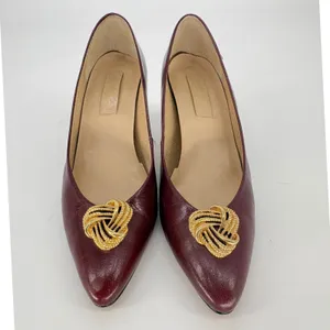 Vintage Etienne Aigner Pumps 8.5N Burgundy Leather Gold Medallion Pointed Toe thumbnail 3