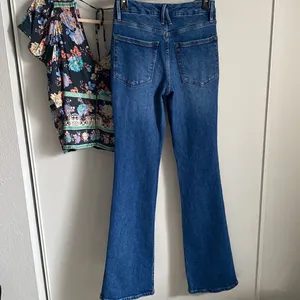 Anthropologie Good American Good Curve Straight High-Rise Denim Jean Medium Blue Wash Stretch thumbnail 5