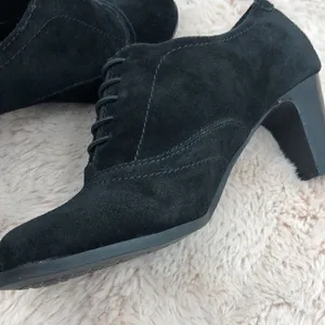 Michelle D leather suede elastic goring heel booties Black Size 9.5 thumbnail 8
