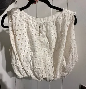 ANTHROPOLOGIE cropped White Eyelet Women's Top thumbnail 1