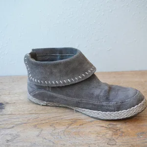 UGG Women's Size 8 Ankle Boot Gray Suede Leather Whipstitch Zip Boho Outdoors thumbnail 12