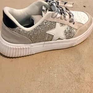 Source Unknown Sparkling White and Gray Sneakers thumbnail 3