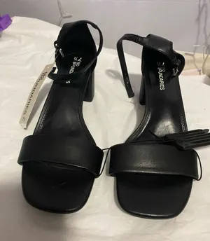 No Boundaries Black Ankle-Strap Block Heel Sandals - Minimalist Open-Toe thumbnail 1