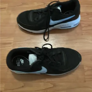 Nike Air Max Women's Shoes Size 9 Athletic Sneakers Black & Blue Swooshes thumbnail 5