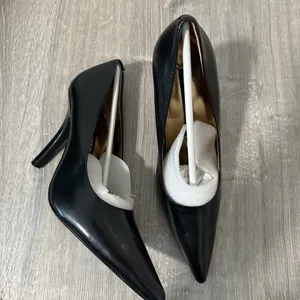 Chinese Laundry Black Pumps Size 8 - PEELED LEATHER IN BACK thumbnail 5
