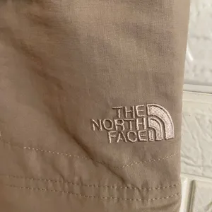 The North Face women's. Convertible Pants Beige Cargo Shorts Hiking Outdoor thumbnail 3
