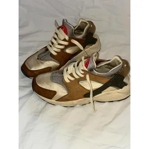 Stüssy x Nike Air Huarache LE "Desert Oak" 2021 - DD1381-200 Size 7.5 thumbnail 4
