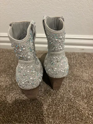 Very G Crystal-Embellished White Western Ankle Boots thumbnail 5