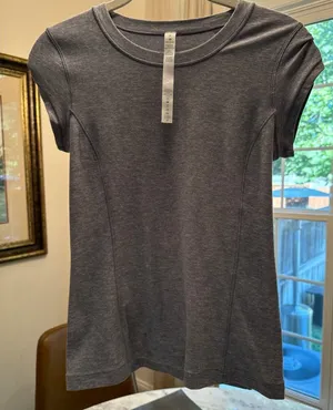 Lululemon short sleeve athletic top in size 4z. thumbnail 1