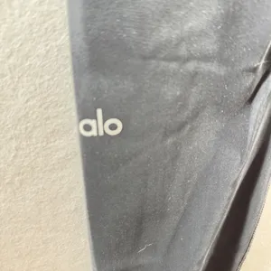 450 | Alo Yoga Airbrush Womens Medium Ripped Laser Cut High Waist Leggings Black thumbnail 4