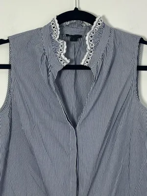 Ann Taylor Women’s XS Blue White Striped Sleeveless Eyelet Collar Blouse thumbnail 2