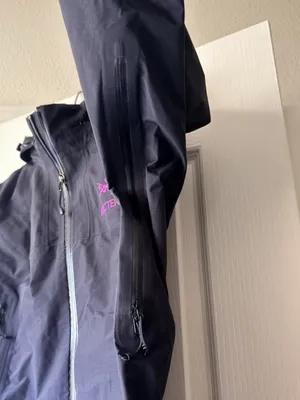 Arc’teryx Theta SL Gore-Tex Stow Hood Purple Black Medium GUC thumbnail 4