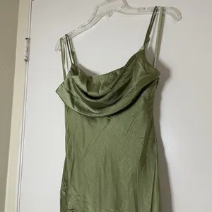 NEW! Selfie Leslie Well Versed Pleated Bust Front Split Dress Olive MED 27595d24 thumbnail 4