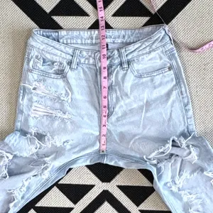 American Eagle Ripped Mom Jeans in Indigo Shatter Size 8 thumbnail 7