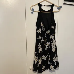 Coco + Carmen Women’s Small Beautiful Black Alter Back Lily Printed Flare Dress thumbnail 2