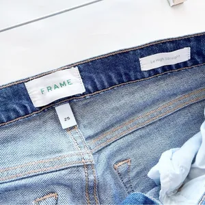Frame Le High Straight High Rise Jeans in Hagen thumbnail 6