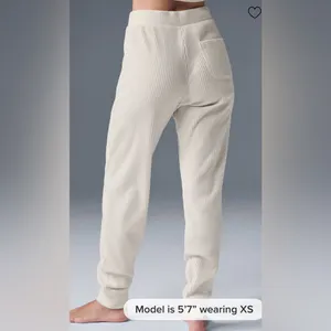 Alo Yoga NWOT Muse Sweatpants Ivory Size L thumbnail 4
