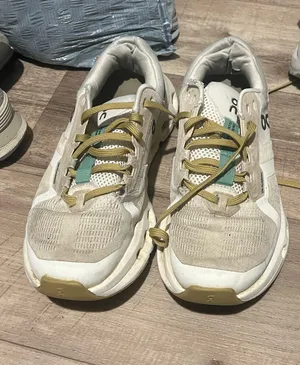 On Cloud Shoes thumbnail 1