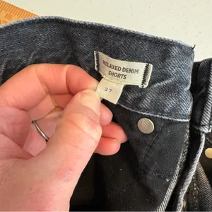 Madewell Relaxed Denim‎ Jean Shorts In Calverley Wash 27 black gray wash summer thumbnail 4