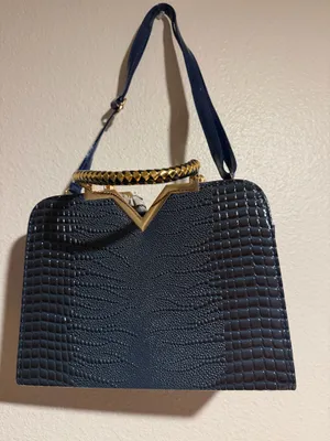 Stylish and elegant handbag in good condition. Perfect for everyday use, work, shopping, or going out. Spacious enough to carry your essentials and easy to match with different outfits. Please check the photos for the exact condition and details. thumbnail 4