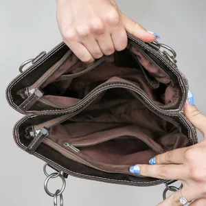 Vintage Y2K Brown CC Logo Shoulder Bag thumbnail 6