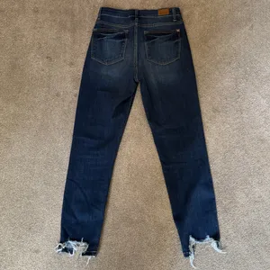 Judy Blue Dark Wash Raw Hem Relaxed Fit Jeans Size 3/26 thumbnail 3