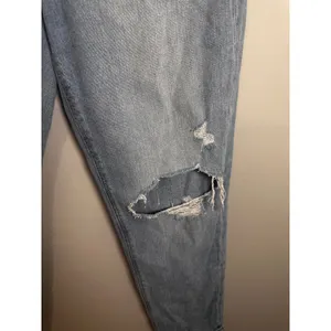 American Eagle Mom Jean Light Wash Distressed High Rise Ripped Denim Blue Sz 4S‎ thumbnail 2