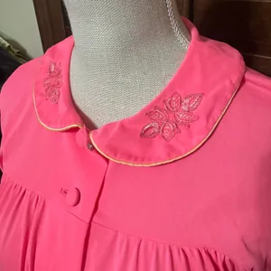 Vintage Neon Pink Nylon Robe Housecoat sz‎ M Floral Embroidery Long MCM grandma thumbnail 3
