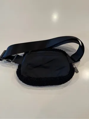 Lululemon‎ Black Sherpa Belt Bag thumbnail 2