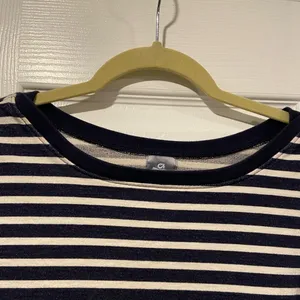 Gap Fit Size M Blue Cream Stripe Crew Neck 3/4 Sleeve Cotton Terry Sweatshirt thumbnail 4