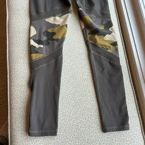 Offline by Aerie The Hugger Legging Hi-Rise size S army green with camo accents thumbnail 8