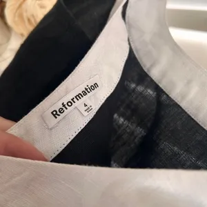 Reformation Robbie Linen top | size 4 Mod Girl Retro Minimalist Core black white thumbnail 5