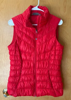 Athleta Puffer Vest Women Medium Red Down Filled Quilted Full Zip 138670-06 thumbnail 1