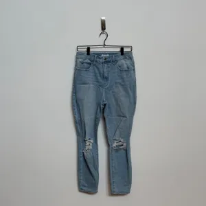 Good American Distressed Light Wash Cropped Jeans Size 12 / 31 thumbnail 13