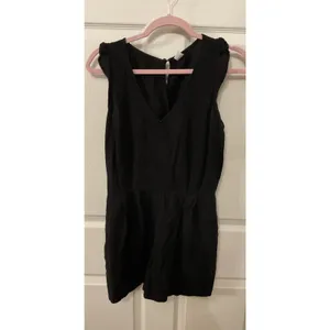 Old Navy Black Linen Blend Romper S Ruffle Cap Sleeve V Neck Elastic Waist thumbnail 2
