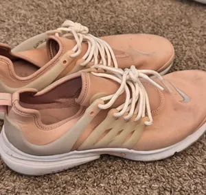 Pink Nike Presto Sneakers thumbnail 1