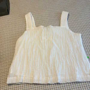 Wishlist NWT. Flowy white top. Size M. thumbnail 4