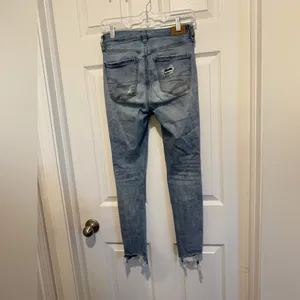 American Eagle High Rise Distressed Jegging 4R Light Wash. thumbnail 3