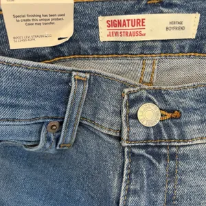 NWT Signature Levi Strauss Heritage Mid Rise Boyfriend Jeans Blue Distress 2 W26 thumbnail 8