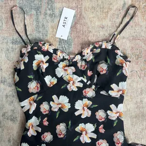 NWT ASTR The Label Maeryn Sweetheart Ruffle Maxi Dress thumbnail 3