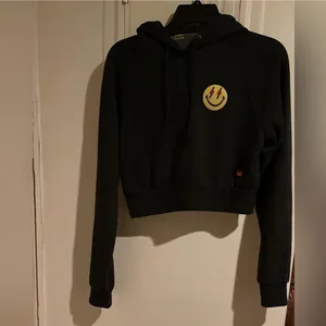 Smiley Bolt Eyes Cropped Hoodie - GREY thumbnail 4
