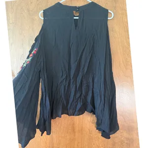 Umgee sz XL USA Black Embroidered Floral Cold Shoulder Butterfly Sleeve Blouse thumbnail 4