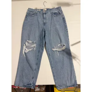 Universal Thread 90s Baggy Distressed Light Wash High Rise Wide Leg Jeans Blue thumbnail 3