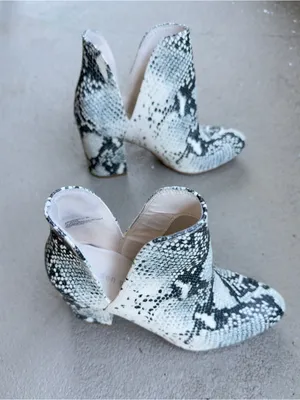 Steve Madden White and Black Snake-Print Pointed Ankle Booties Sz 8 thumbnail 4